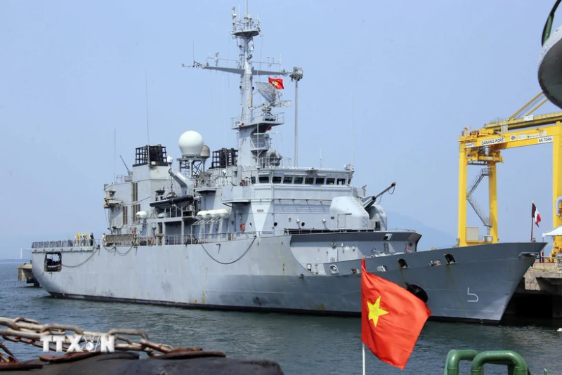 法国海军Vendemiaire号巡洋舰代表团已抵达仙沙港。（图片来源：越通社）