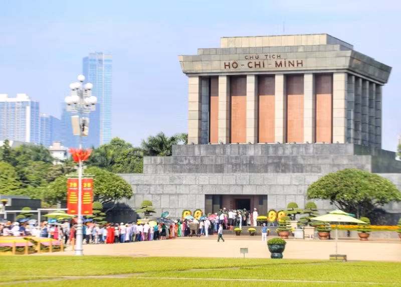 2024年春节期间胡志明主席陵接待游客近5.7万人次。（图片来源：越通社）