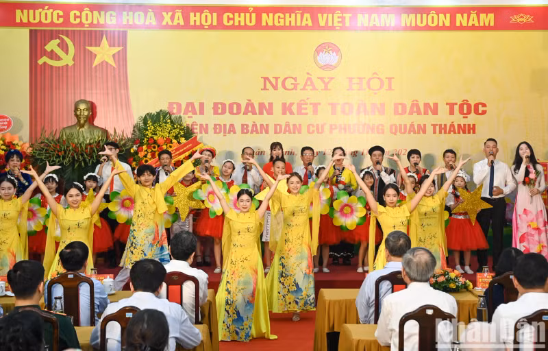 河内市巴亭郡馆圣坊全民族大团结日活动的文艺表演节目。