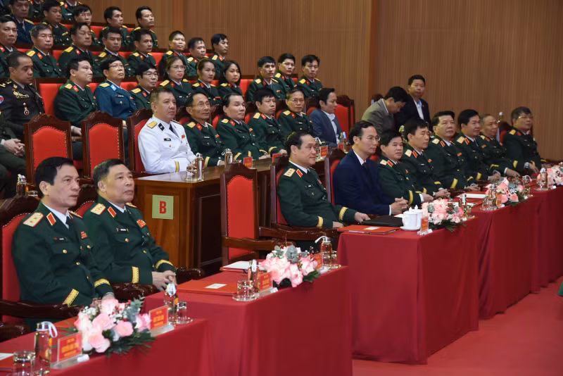 国防学院的将军、军官和学员参加活动。