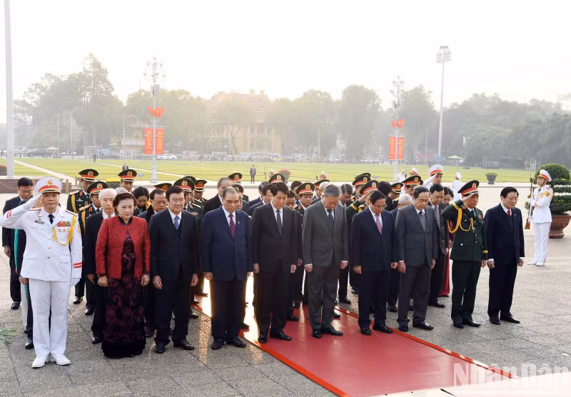 越南党、国家、中央军委和国防部领导人入陵瞻仰胡志明主席遗容。