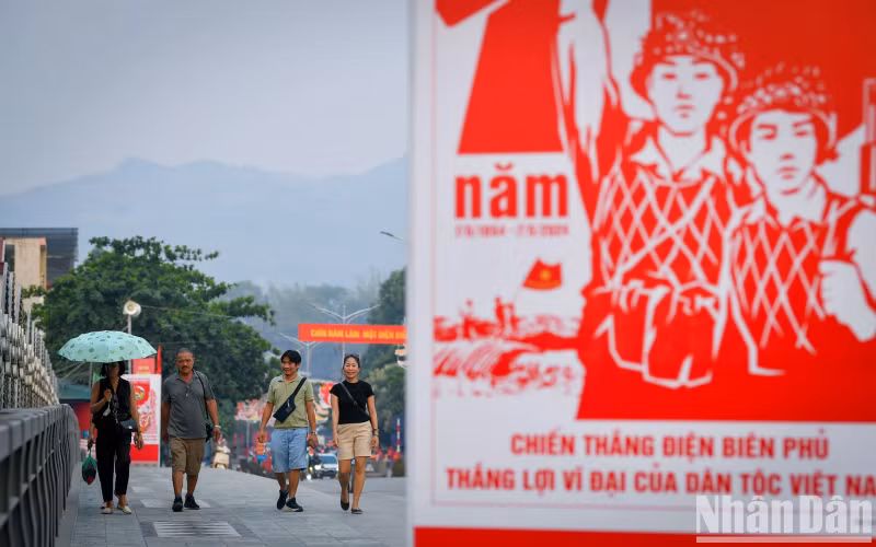 奠边府市各条街道都放置了大型横幅。