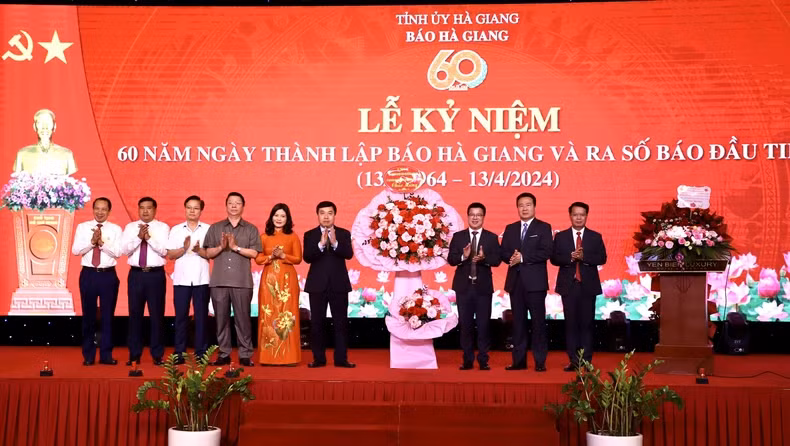 河江省领导送花祝贺《河江报》。
