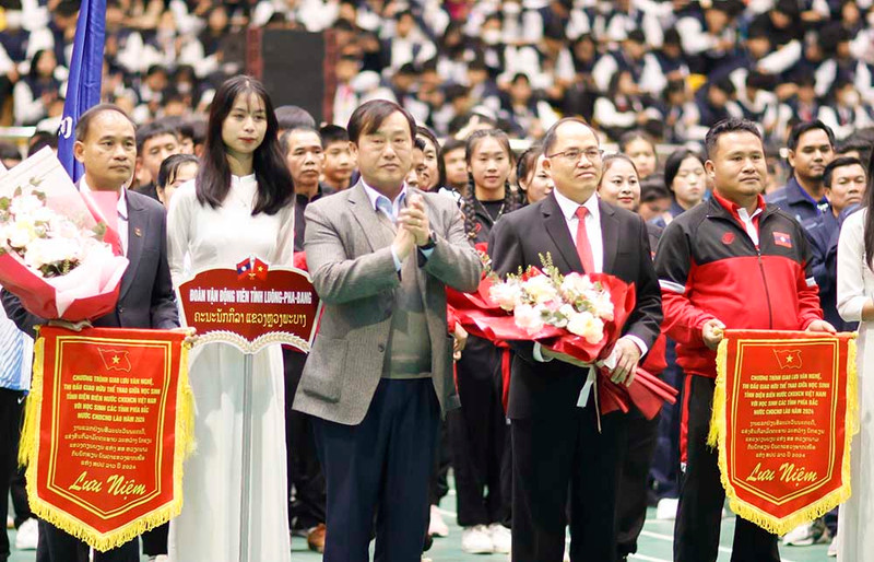 越南奠边省与老挝北部六省学生文艺体育交流活动正式开幕。