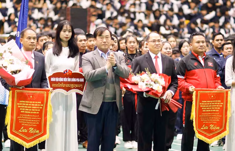 越南奠边省与老挝北部六省学生文艺体育交流活动正式开幕。