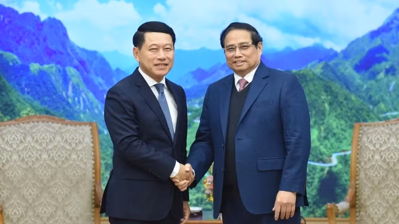 越南政府总理范明正会见老挝政府副总理沙伦塞·贡马西。