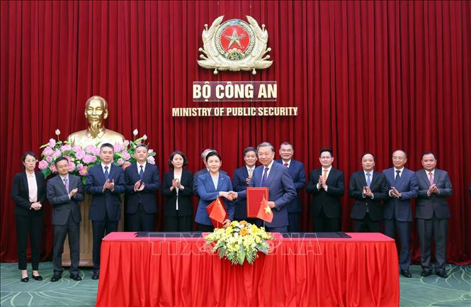 越南公安部长与中国司法部部长签署《越南社会主义共和国公安部与中华人民共和国司法部合作谅解备忘录》。（图片来源：越通社）