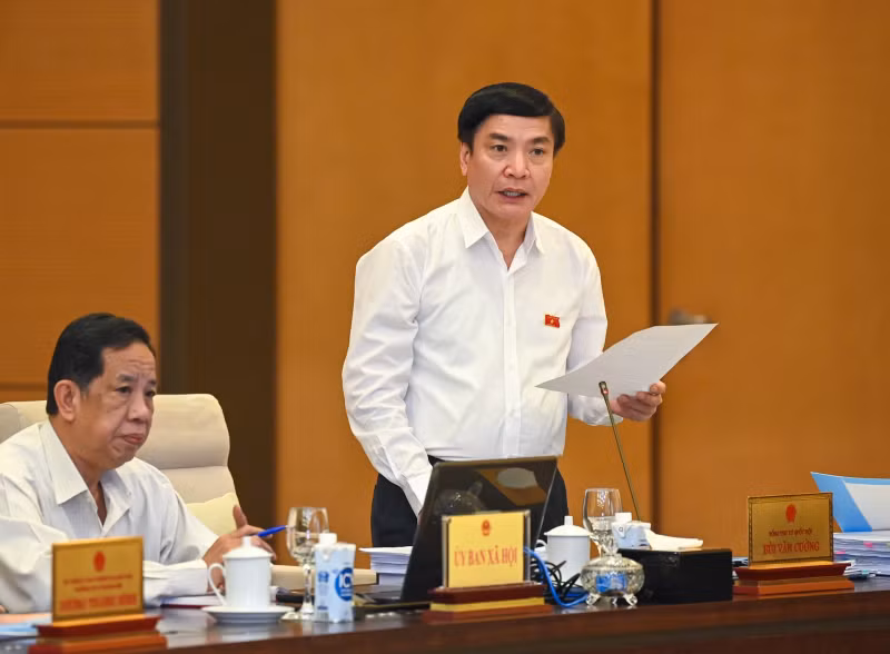 越南国会秘书长、国会办公厅主任裴文强致词。