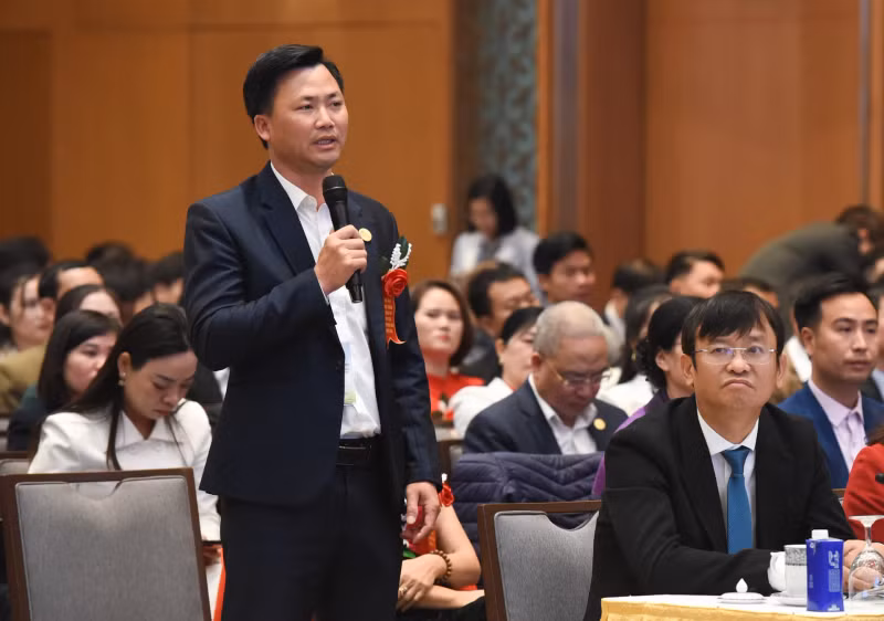 永福省农民阮国辉在会上发表讲话。