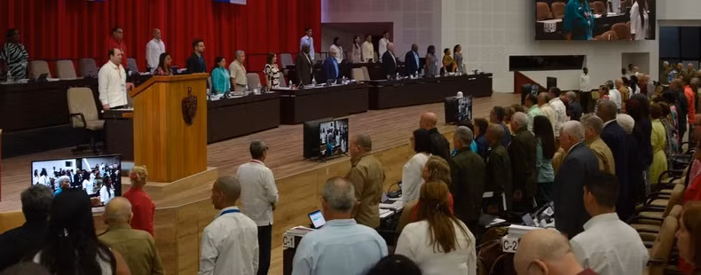 古巴全国人民政权代表大会（国会）默哀一分钟，悼念越共中央总书记阮富仲。（图片来源：古巴驻越南大使馆）