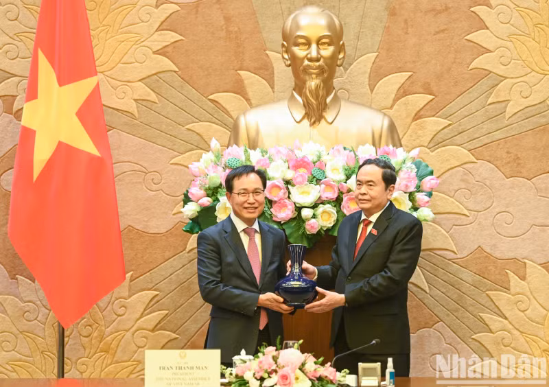 国会主席陈青敏向三星（越南）公司总经理崔周湖送纪念品。