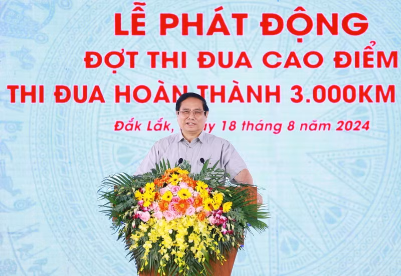 政府总理范明正在仪式上发表讲话。