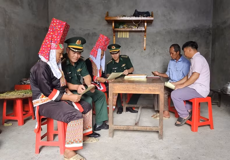 广宁省边防部队经常与驻军地各级党委、政府向民众宣传和普及法律。