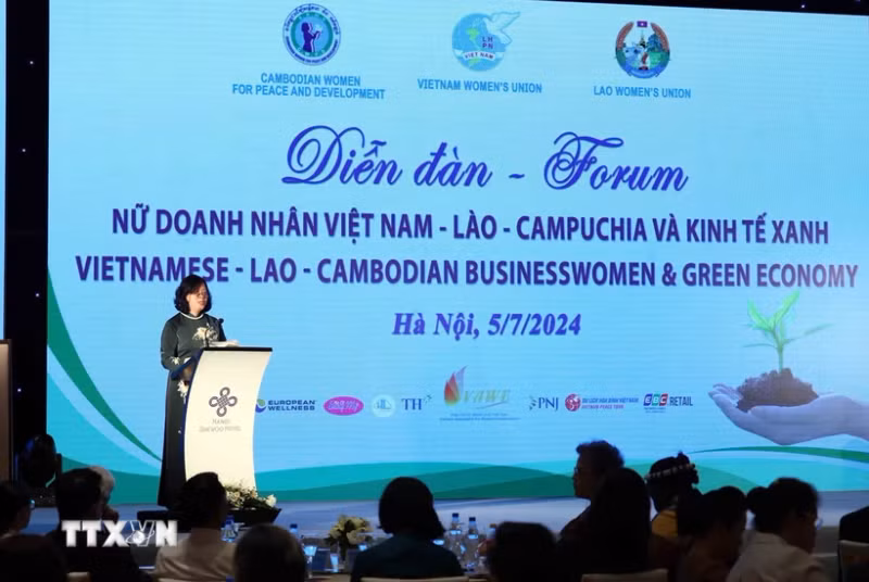 7月5日，越南妇女联合会中央委员会在河内举行了以“女企业家与绿色经济”为主题的越老柬三国女企业家交流论坛。