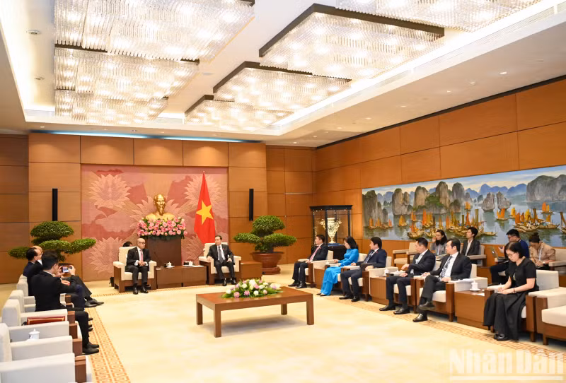 越南国会主席陈青敏会见摩洛哥众议院秘书长纳吉布·哈迪。 越南国会主席陈青敏会见摩洛哥众议院秘书长纳吉布·哈迪。