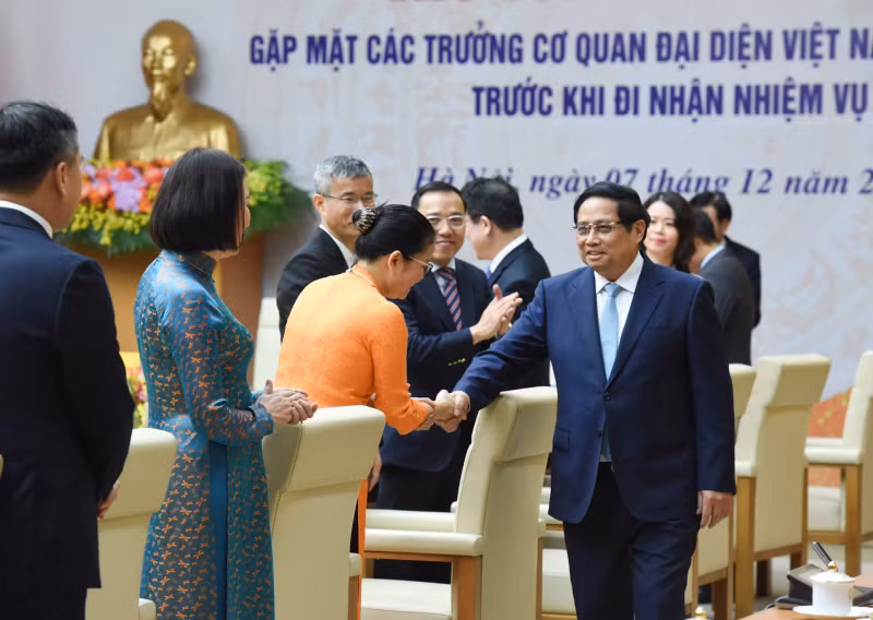 政府总理范明正会见越南驻外大使和代表机构负责人。