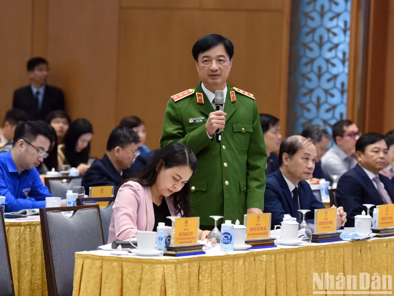 公安部副部长阮维玉上将在见面对话上发表讲话。 公安部副部长阮维玉上将在见面对话上发表讲话。