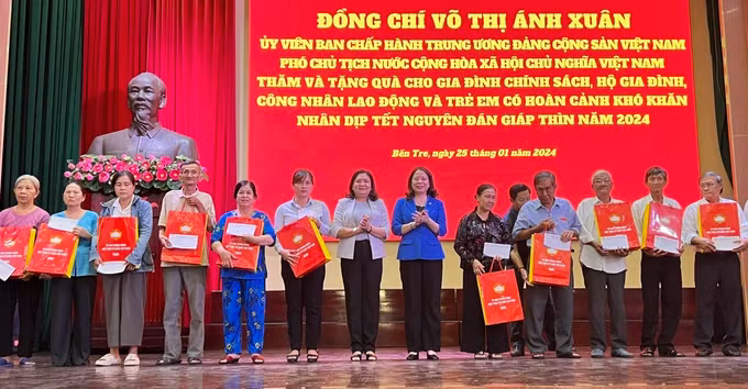 越南国家副主席武氏映春向槟椥贫困人员送上春节慰问品。