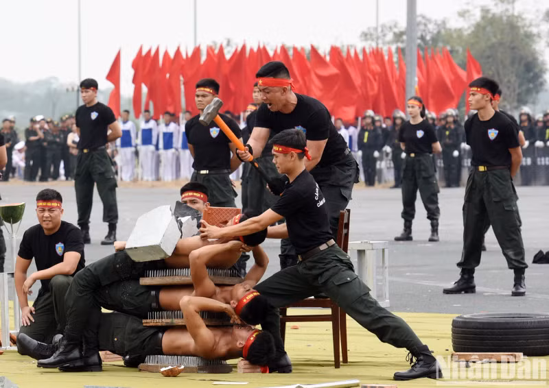 在庆祝活动上，机动警察力量各单位分别举行阅兵、武术表演、防爆演练等。