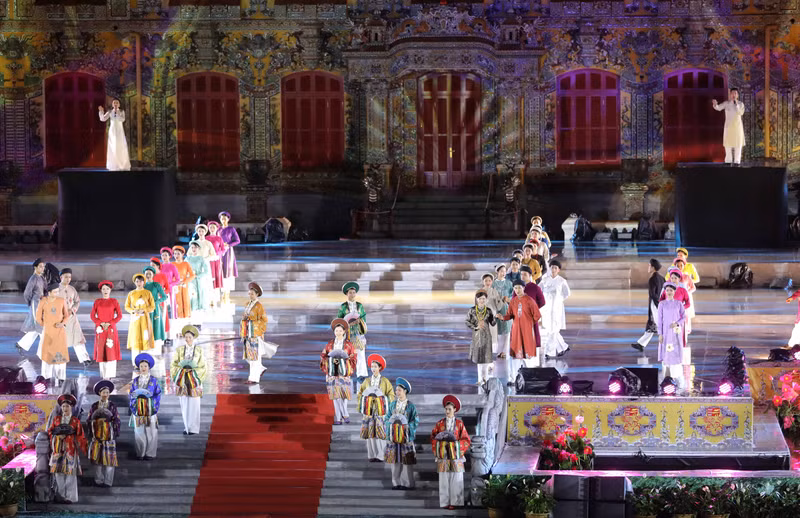 开幕式上的传统长衣表演。