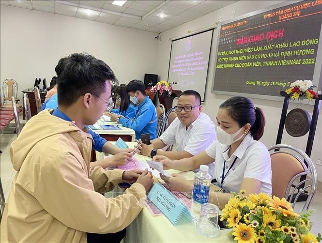 附图：劳务输出助力广治省解决少数民族地区就业问题。