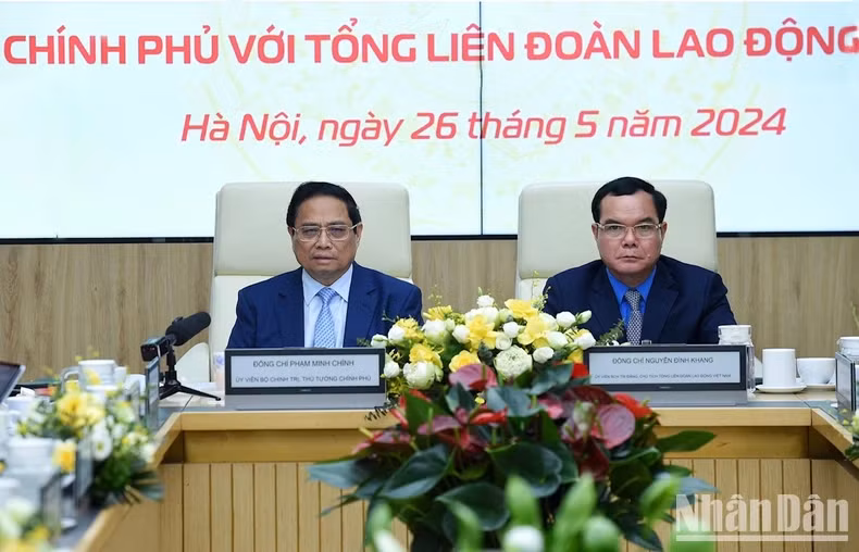 政府总理范明正在会上发表讲话。