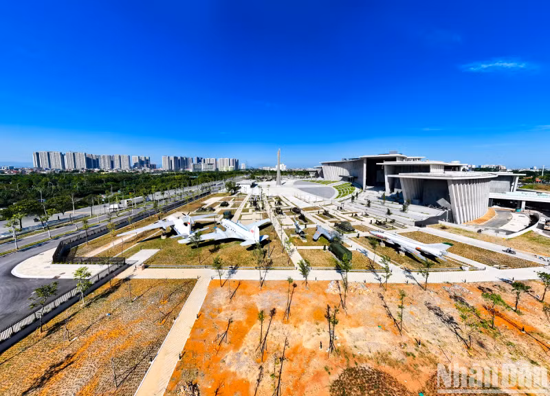 博物馆室外左侧展示了越南军民在抗击法国殖民主义者和美帝国主义侵略战争中使用的武器、装备。