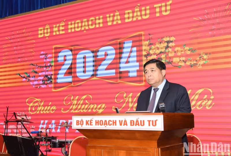 越南计划与投资部部长阮志勇在活动上发表讲话。