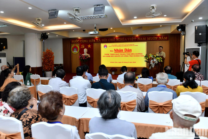 《人民报》社代表团在庆和省革命有功者疗养中心赠送礼物。