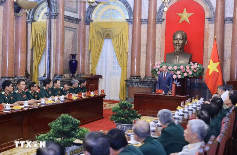 越共中央总书记、越南国家主席苏林与308师老战士代表交流。（图片来源：越通社）