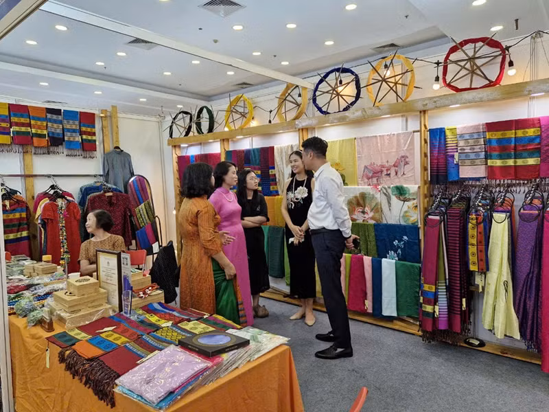 10月10日下午，河内市工贸局在河内国家建筑与建设规划展览宫举行2024年河内手工艺品和礼品国际展开幕式。