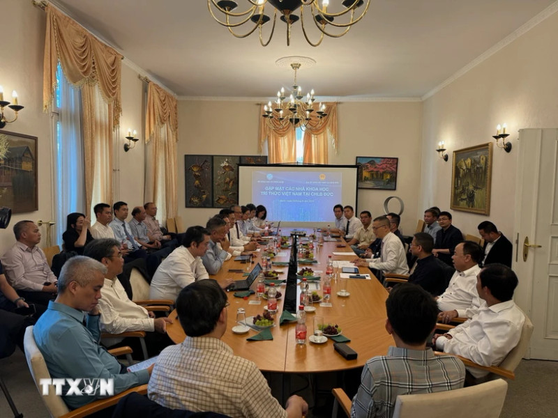 越南科技部部长黄成达会见旅德越裔科学家和知识分子。（图片来源：越通社）