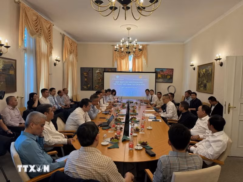 越南科技部部长黄成达会见旅德越裔科学家和知识分子。（图片来源：越通社）