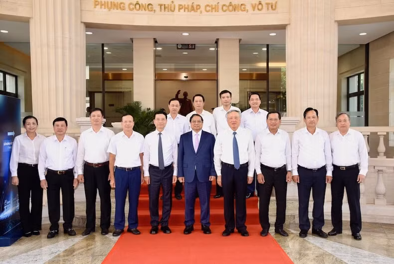 政府总理范明正和出席中央各部委、行业数字化转型成功模式介绍会议的各位代表。