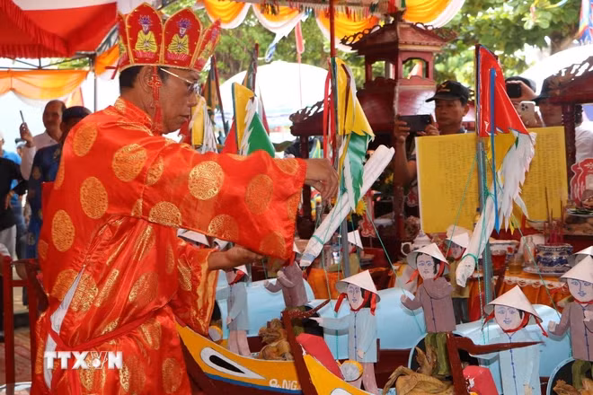 “黄沙兵替身祭礼”仪式。（图片来源：越通社）