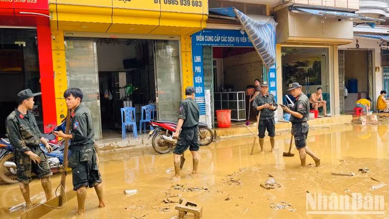 机动警察单位的战士开展洪涝之后做好卫生环境与消毒工作。