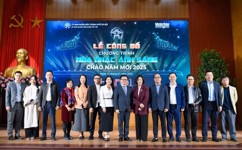 黎国明同志和组委会成员。 黎国明同志和组委会成员。