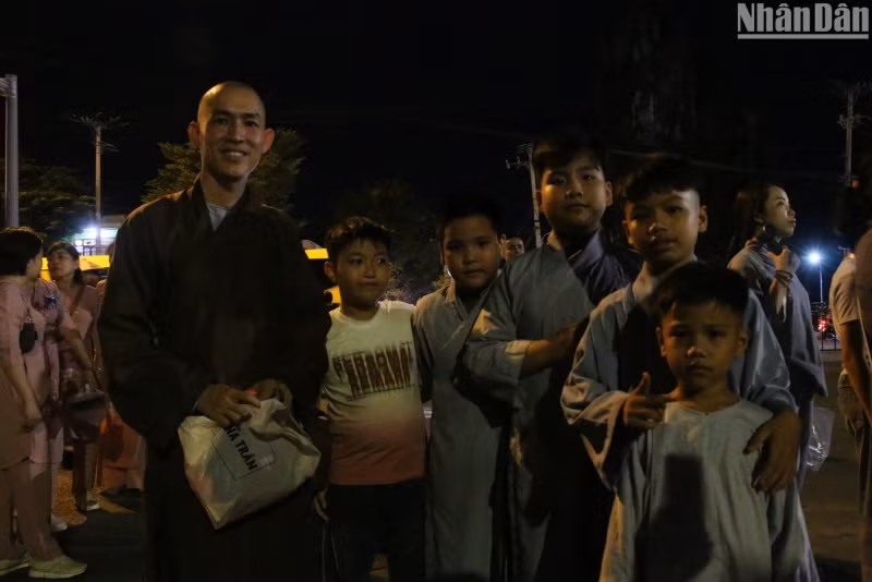 在岘港市观世音寺举行的释迦牟尼佛舍利尊置仪式吸引了数千名僧尼、佛子、民众和游客前来瞻仰参拜。 在岘港市观世音寺举行的释迦牟尼佛舍利尊置仪式吸引了数千名僧尼、佛子、民众和游客前来瞻仰参拜。