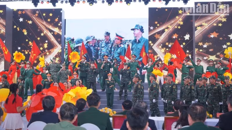 胡志明市武装力量在仪式上的艺术表演。