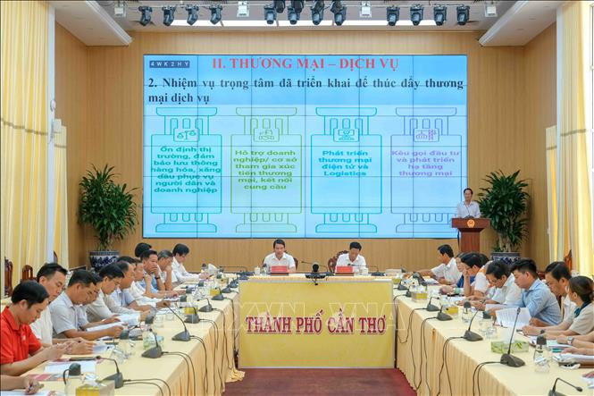 4月18日在芹苴市工贸部门2025年第一季度总结和部署第二季度任务会议场景。（图片来源：越通社）