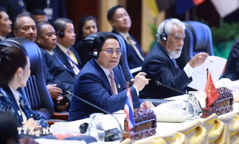 越南政府总理范明正2024年10月在老挝首都万象召开的第44届东盟峰会全体会议上发表讲话。（图片来源：越通社）