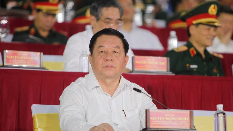 越共中央政治局委员、中央民运与宣教部部长阮重义出席庆祝越南南方解放、国家统一50周年阅兵和游行预演活动。（图片来源：越通社）