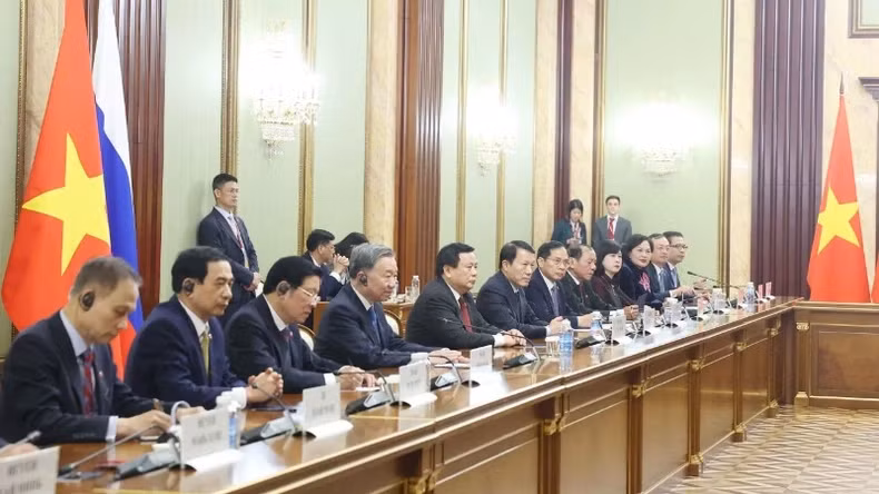 越共中央总书记苏林和越南代表团会见俄罗斯总理米哈伊尔·弗拉基米罗维奇·米舒斯京。（图片来源：越通社）