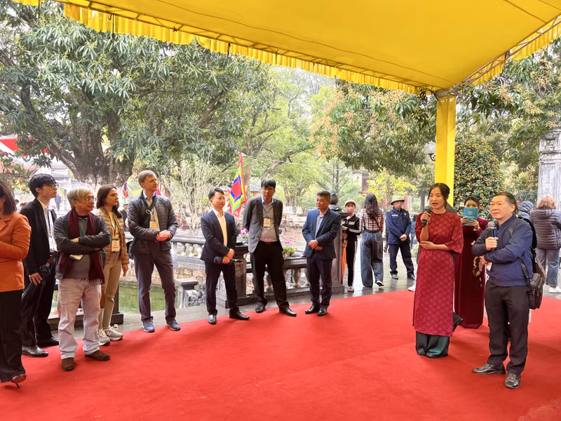 倾听导游介绍越南历史。 倾听导游介绍越南历史。