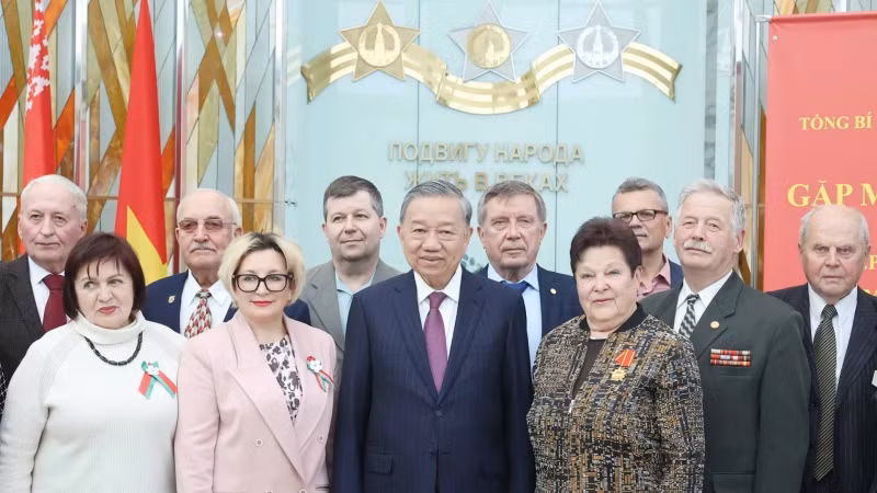越共中央总书记苏林与曾经对越南作出巨大贡献的白俄罗斯老战士、专家和友人合影。