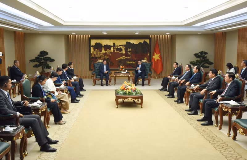 越南政府总理范明正会见柬埔寨副首相涅沙文。