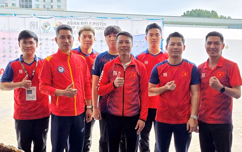 陈国强教练和越南射击队成员。