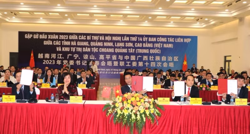 越南广宁、谅山、高平、河江等省省委书记与中国广西壮族自治区党委书记初春见面会暨第16次联合工作委员会会议场景。