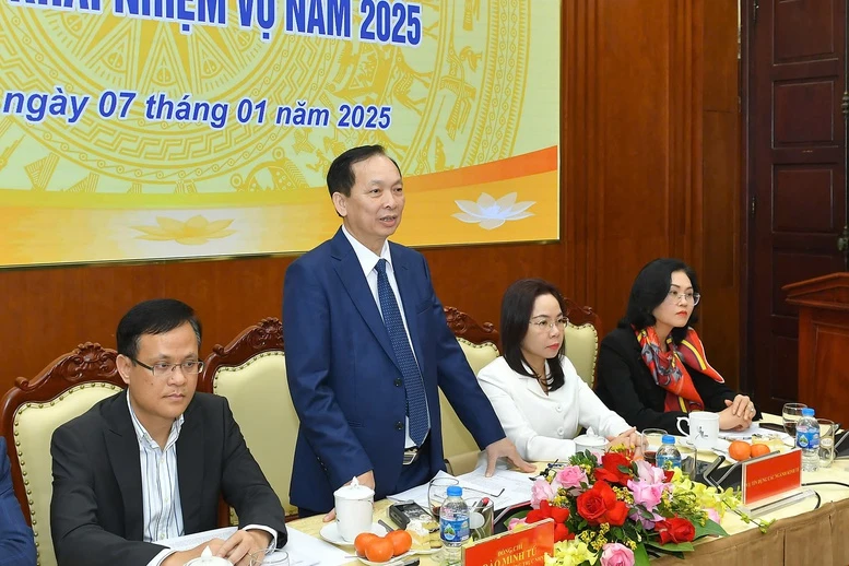 越南国家银行常务副行长陶明秀在新闻发布会上发表讲话。（图片来源：VGP）