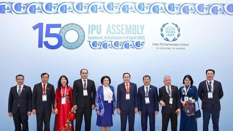 越南国会主席陈青敏和出席各国议会联盟第150届大会开幕式的各位代表。